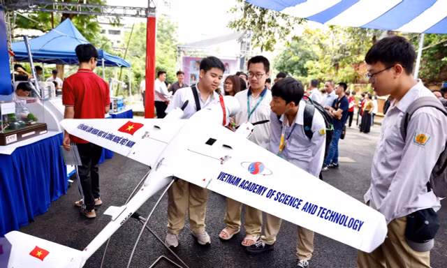 Học sinh hào hứng tham gia Ngày hội tuyển sinh khối các ngành Khoa học và Công nghệ lần thứ nhất ảnh: Dương Triều 