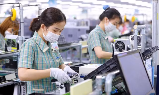 Nhiều doanh nghiệp điện tử có thể dịch chuyển một phần trong khâu sản xuất sang các thị trường bị áp thuế thấp hơn.