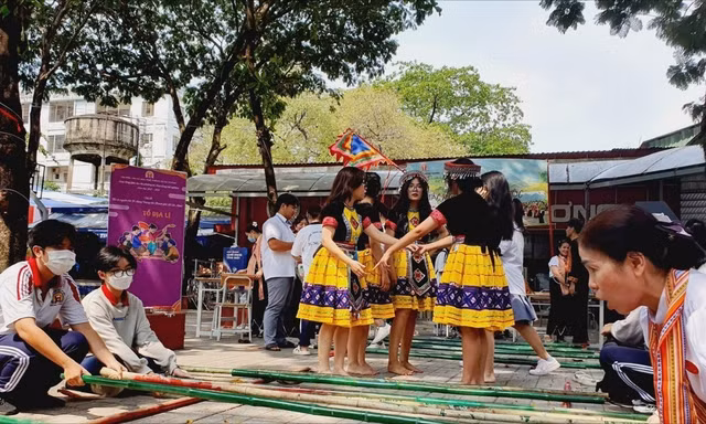Học sinh chơi các trò chơi dân gian tại sân trường trong giờ lao. Ảnh: Nguyễn Dũng
