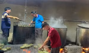 Làng bánh chưng Đất Tổ đỏ lửa từ sáng đến đêm