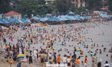 Hàng vạn người đổ ra biển Đồ Sơn 