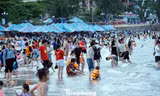 Hàng vạn người đổ xô tắm biển Đồ Sơn 