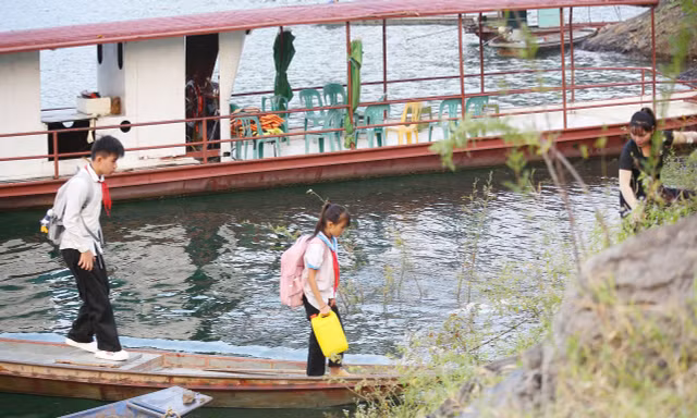 Phú Thọ: 60 học sinh phải vượt lòng hồ bằng thuyền để đến trường