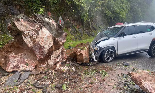 Khối đá lớn rơi trúng một chiếc Toyota đang di chuyển ở Sơn La