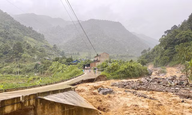 Sạt lở vùi lấp tuyến kết nối vùng cao Sơn La