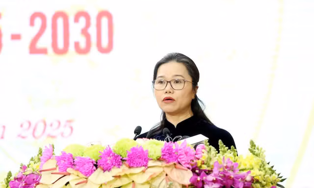 Bà Bùi Thị Minh phát biểu nhận nhiệm vụ.