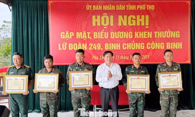 UBND tỉnh Phú Thọ gặp mặt, biểu dương lính công binh vận hành cầu phao Phong Châu