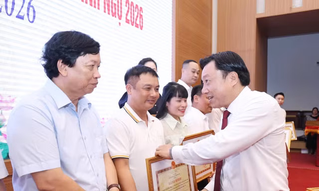 Bí thư Tỉnh ủy tặng Thư khen, UBND tỉnh Phú Thọ tặng Bằng khen cho báo Tiền Phong