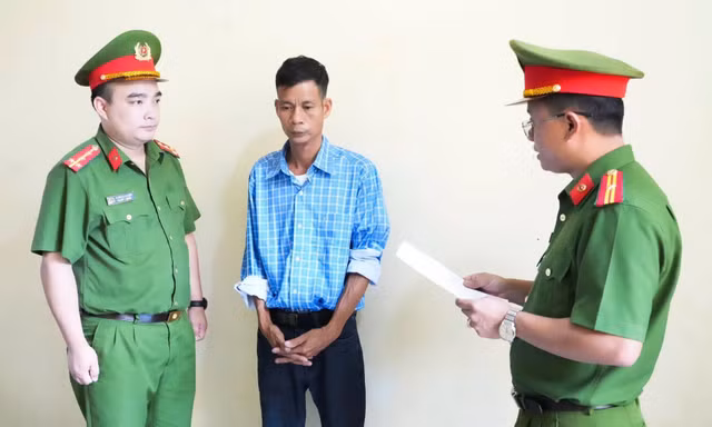 Công nhân rơi từ độ cao 12 mét khi lắp mái tôn, chủ doanh nghiệp bị khởi tố
