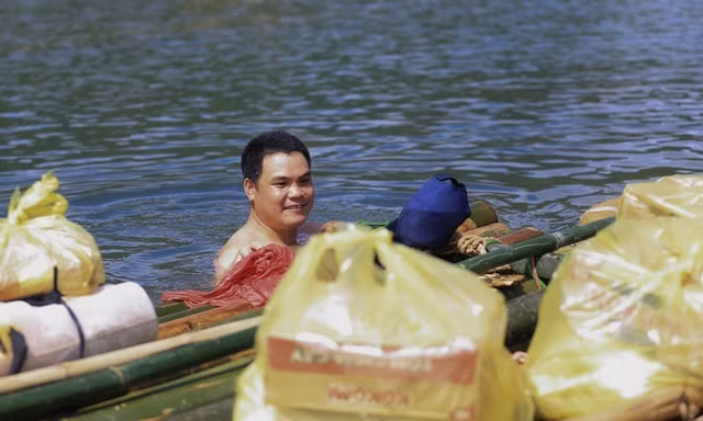Nước lũ ngập sâu hơn 2m cô lập 18 hộ dân ở Phú Thọ suốt 4 ngày qua