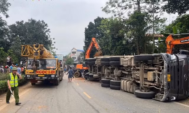 Xe tải lật đè ô tô, xe máy, 2 phụ nữ tử vong tại chỗ