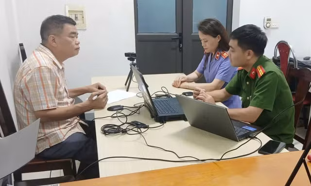 Khởi tố chủ doanh nghiệp đổ hơn 636 tấn bã bê tông ra khu vực ven sông Hồng