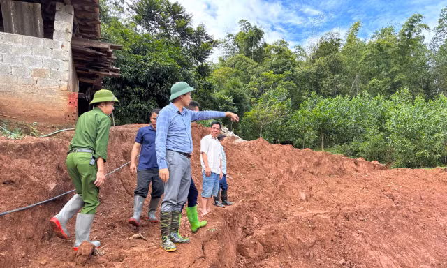 Xuất hiện vết nứt lớn trên sườn dốc ở Phú Thọ, di dời 84 người dân