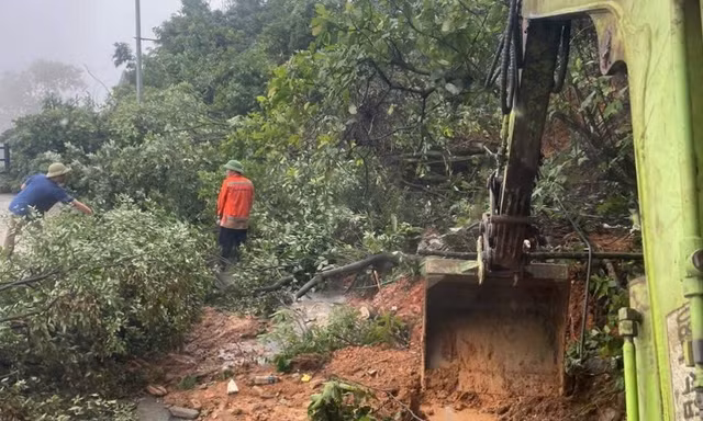 Sạt lở đường lên Tam Đảo, yêu cầu người dân dừng di chuyển