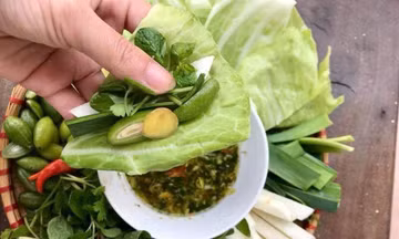 Nhót xanh chấm chẩm chéo, trứng đà điểu 'siêu to khổng lồ' hút khách
