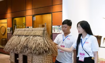 Đại biểu trẻ trải nghiệm nét đẹp văn hóa 54 dân tộc anh em