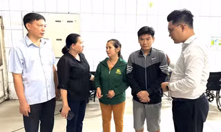 Thăm hỏi nạn nhân sống sót trong vụ chồng chém vợ con rồi tự sát