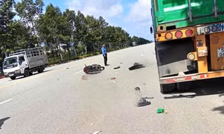 Đôi nam nữ thương vong khi đi vào làn ô tô rồi tông đuôi container