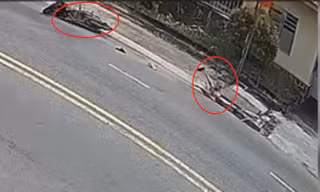 [Clip] Giải cứu hai cha con đi xe máy lọt xuống cống thoát nước trên đường ở TPHCM