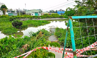 Mưa lớn, nước dâng, cầu dân sinh ở TPHCM bị cuốn trôi