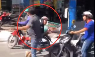 [CLIP] Tài xế ô tô tải và xe máy ‘choảng nhau’ sau va quẹt trên đường