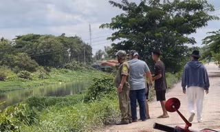 Phát hiện thi thể nam giới chỉ nhô ra đôi chân trên rạch ở TPHCM