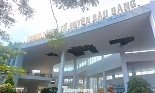 Bệnh viện bất an ở TPHCM: 'La phông' vỡ đổ, bệnh nhân phải đi vòng để khám