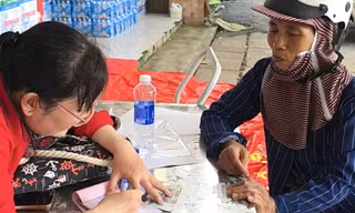 Ấm áp những tấm lòng sẻ chia với đồng bào vùng lũ lụt