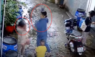 Clip người phụ nữ nhổ nước bọt và tấn công bé gái hàng xóm