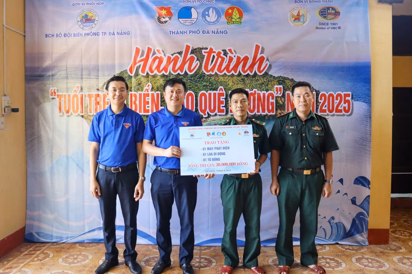 a2-trao-qua-bien-phong-1.jpg