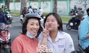 Ngày đầu kỳ thi tốt nghiệp THPT năm 2026: Phụ huynh giấu âu lo làm "trụ cột"