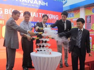 Siêu thị điện máy khai trương đông khách mùa mua sắm