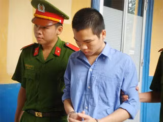 Ném “bom xăng" vào anh ruột, lãnh 6 năm tù