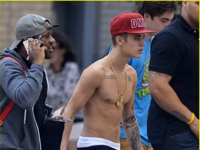 Justin Bieber lột áo đi mua sắm giữa phố
