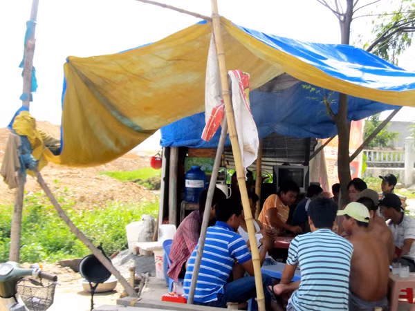 Thanh niên trong làng tụ tập bài bạc là chuyện thường ngày Ảnh: Nam Cường