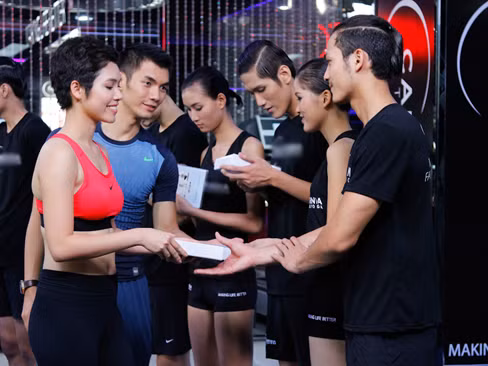 Á hậu Hoàng My khoe vòng eo nuột nà