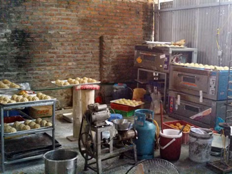 Bánh được chế biến, bảo quản trong điều kiện không đảm bảo vệ sinh