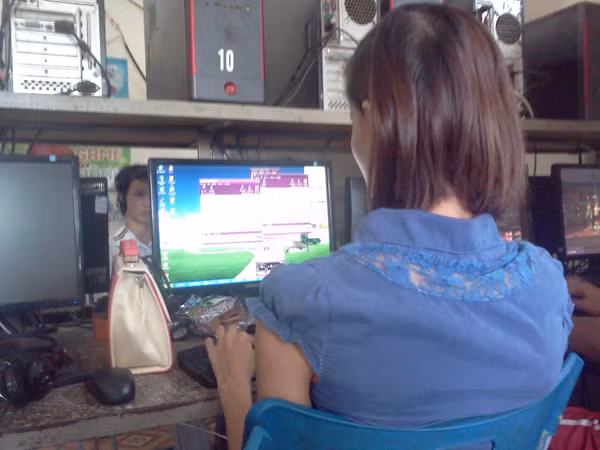 T. đang lên mạng tìm sự trợ giúp cho hai mẹ con Ảnh: D.N