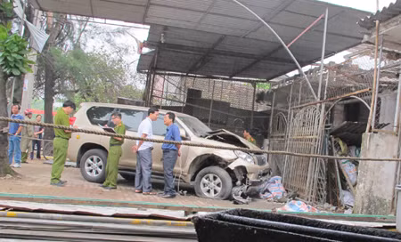 Toyota Prado bỗng nhiên phát nổ trên vỉa hè