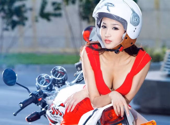 Nữ quái xế bốc lửa cùng môtô.
