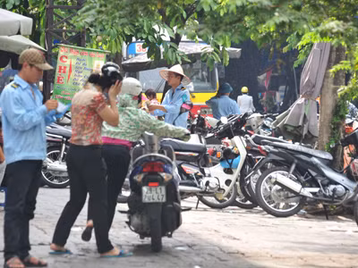 Trông giữ xe tại Hà Nội: Bất lực trước nạn chặt chém