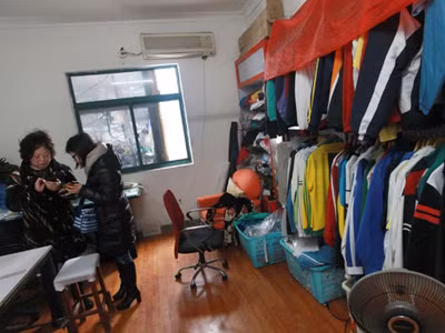 Thu hồi đồng phục học sinh chứa chất gây ung thư