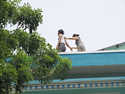 Phản đối học hè, nữ sinh cấp 2 leo tầng thượng