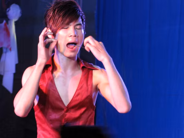 Xuyên kim thâu má rùng rợn đêm Halloween 2011