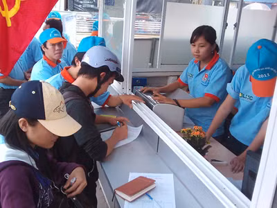Giới thiệu việc làm ngay tại bến xe Ảnh: Q.M