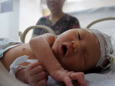 Em bé kẹt trong ống cống sẽ được trả cho mẹ đẻ