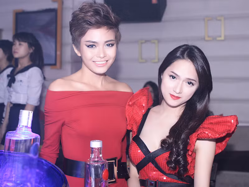 Mâu Thanh Thủy 'dìm hàng' nhan sắc Hương Giang Idol
