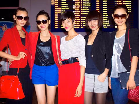 Bộ tứ Next Top Model gây 'náo loạn' sân bay