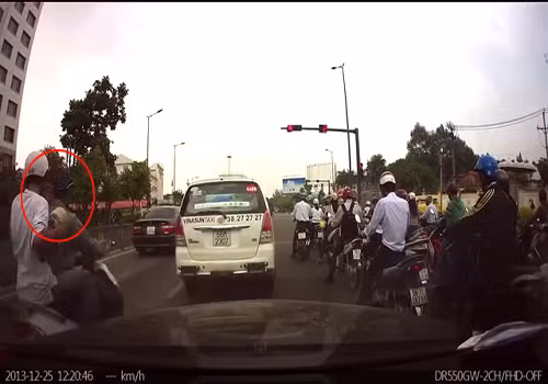 Mercedes truy đuổi, húc văng 2 tên cướp