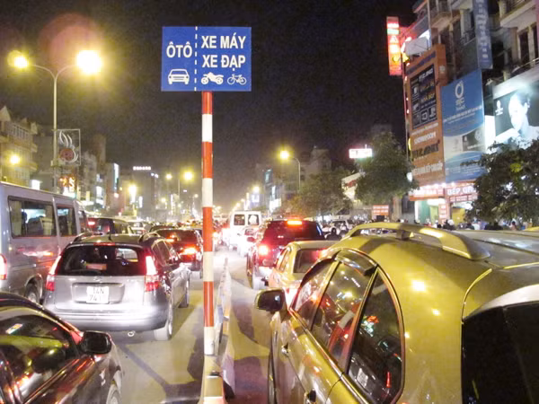 Hà Nội quá tải ô tô và xe máy, có nên áp dụng điều kiện: người mua xe phải có gara? Ảnh: Trọng Đảng
